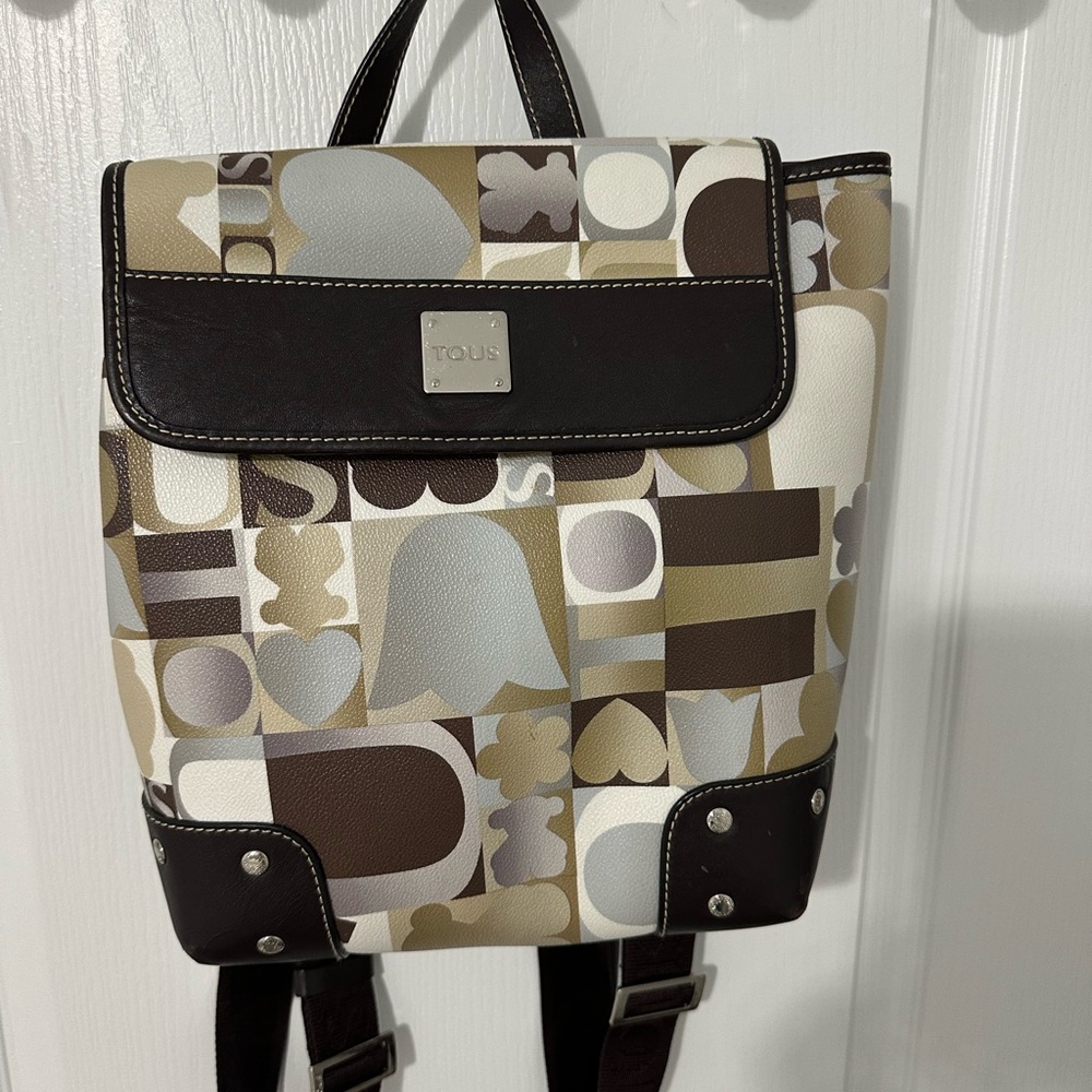 Tous gently uses back pack. Super original and in great condition.